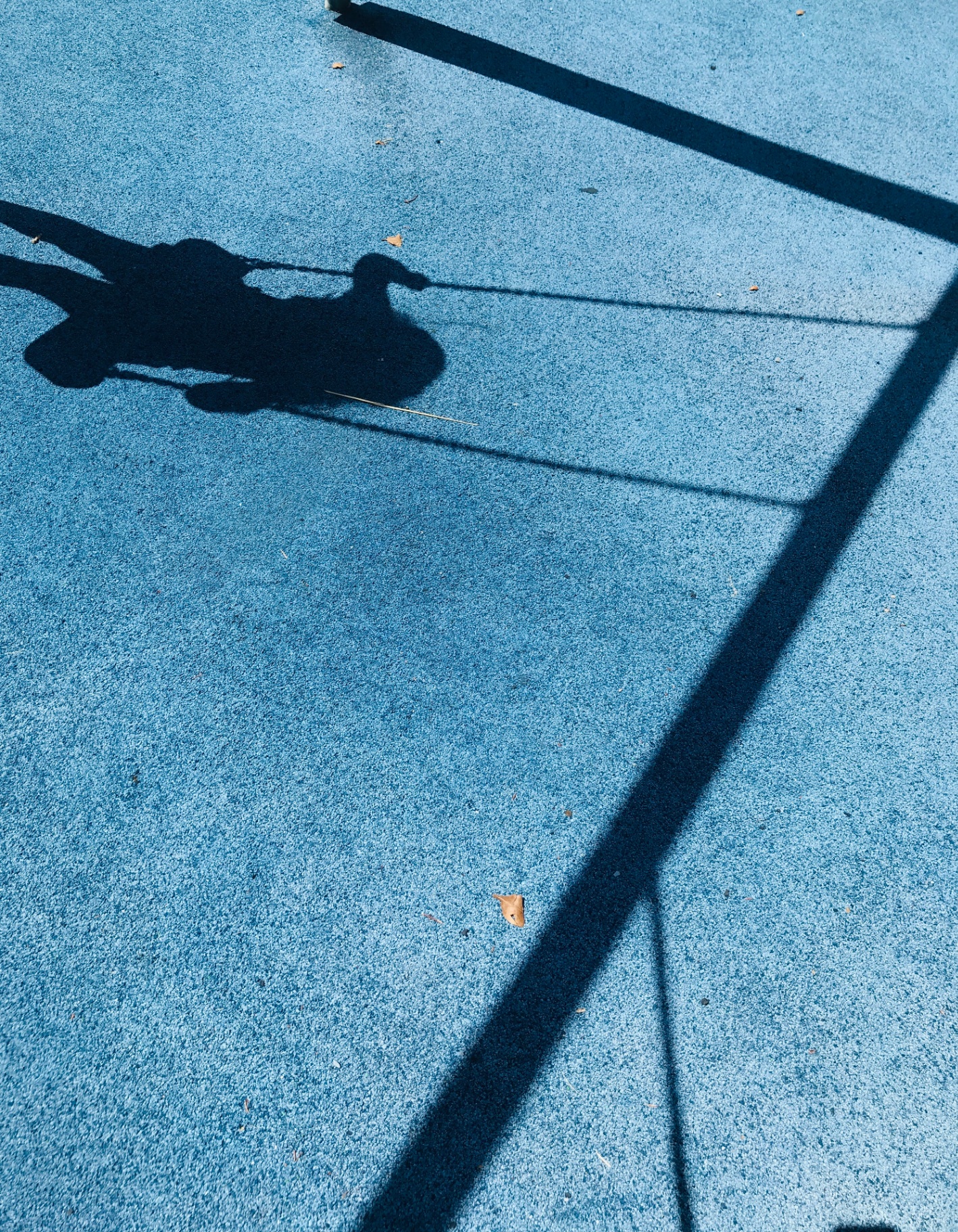 Sombra de una persona sobre una superficie azul